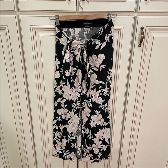 Revolve Sanctuary Beach to City Midi Skirt in Night Jungle (Black White Floral) - Picture 4 of 6